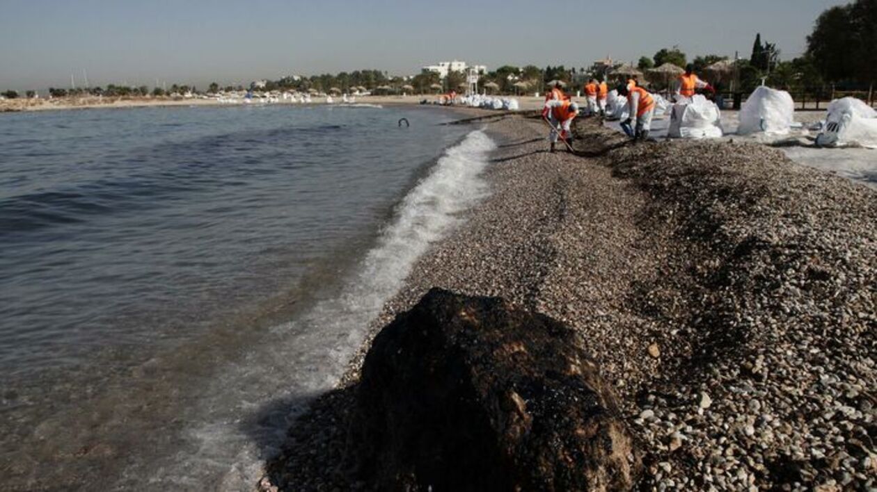 Χαλκιδική: Θαλάσσια ρύπανση στο Πόρτο Κουφό από βυτίο γεμάτο με λάδια