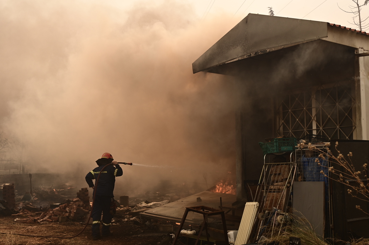 Πυρκαγιά στον Ασπρόπυργο: Εκρήξεις κοντά σε εργοστάσιο