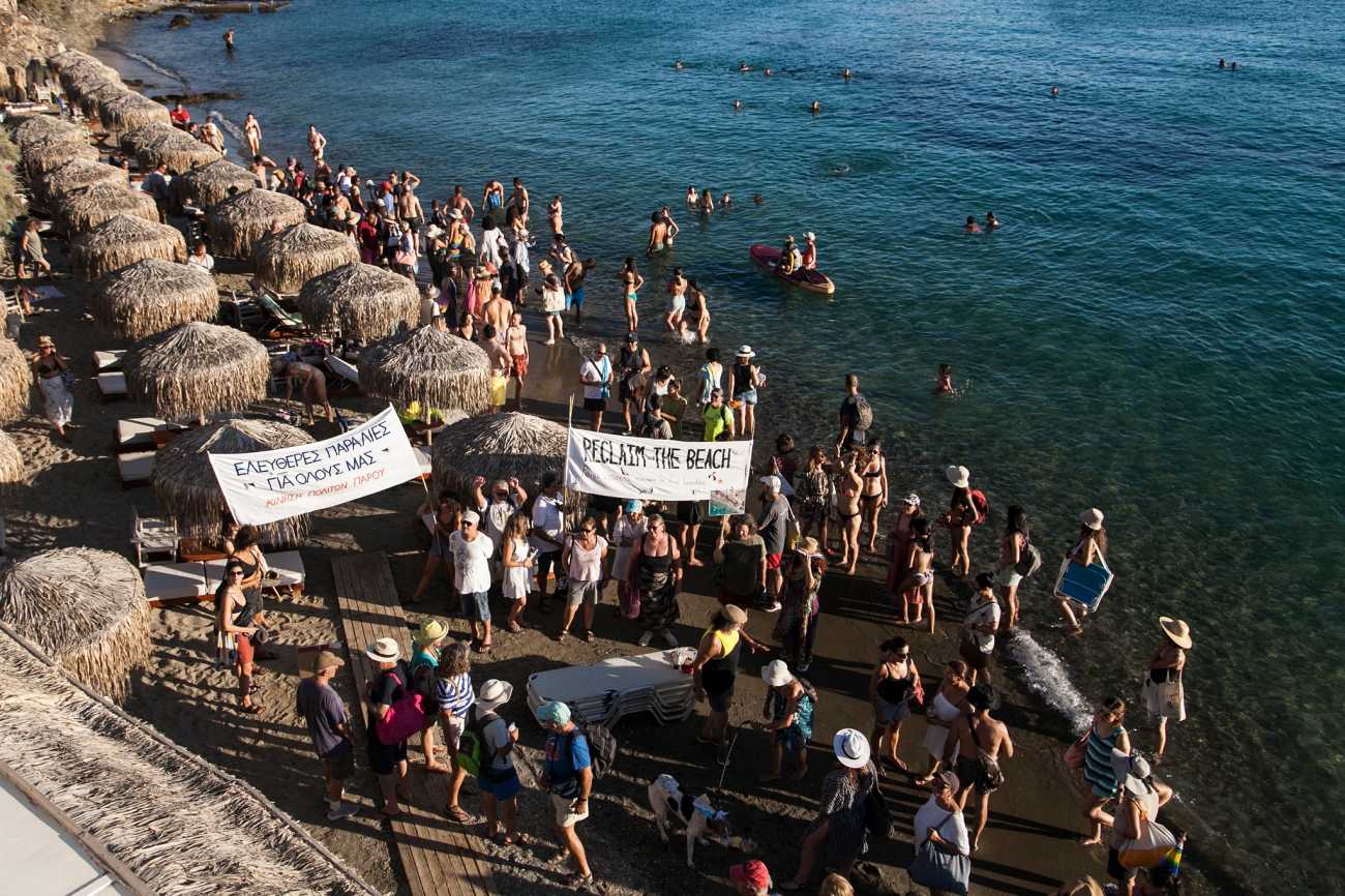 Ελεύθερες παραλίες: Δυναμική κινητοποίηση πολιτών στο δημαρχείο της Πάρου
