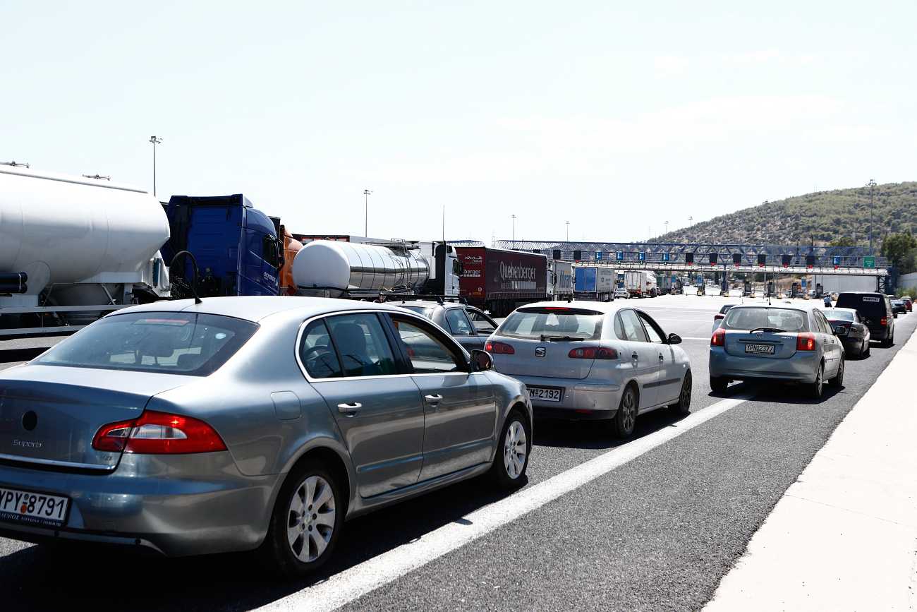 Χάος εδώ και ώρες στην Αθηνών – Κορίνθου: Ουρές χιλιομέτρων κι εγκλωβισμένοι οδηγοί