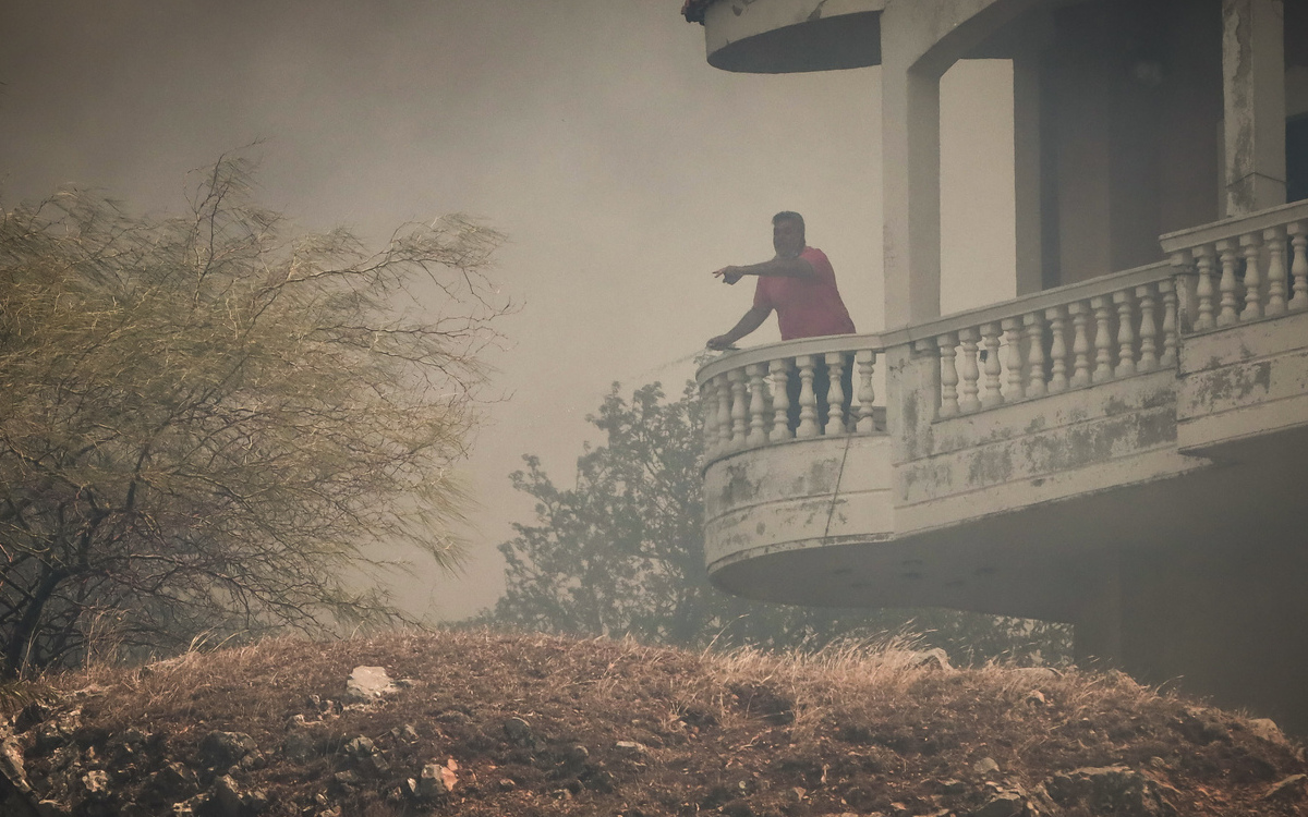 Πυρκαγιά στη Φυλή: Καίγονται σπίτια-Εντολή για εκκένωση