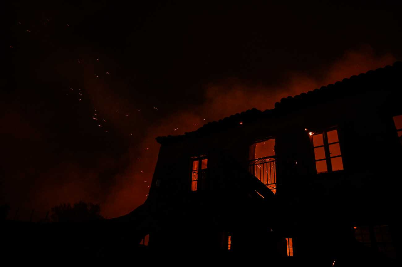 Φωτιές: Συνεχείς αναζωπυρώσεις στην Πάρνηθα, σε ετοιμότητα οι Θρακομακεδόνες – Δραματικές ώρες στη Βοιωτία
