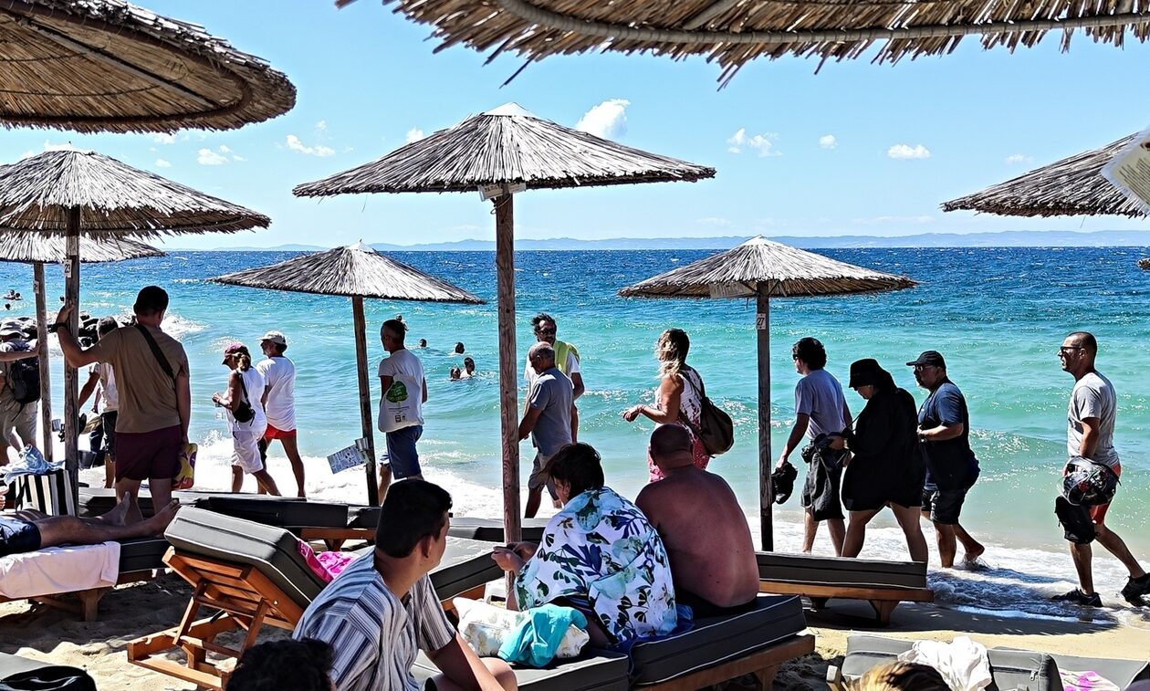 Ελεύθερες παραλίες: Οι αγώνες των πολιτών «απελευθέρωσαν» 5.000 τ.μ. αιγιαλού σε Πάρο & Αντίπαρο