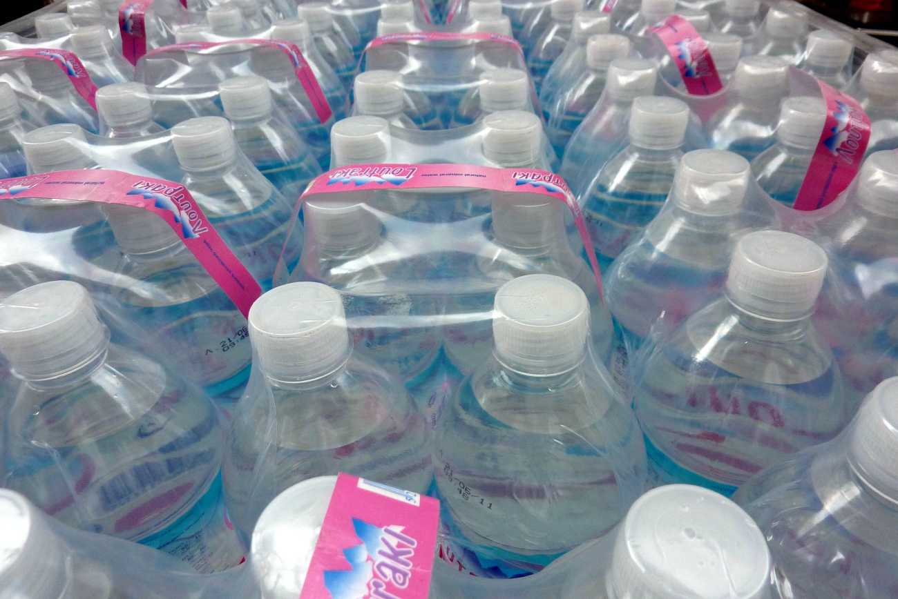 Θεσσαλία: «Πλαφόν» στην τιμή πώλησης εμφιαλωμένου νερού
