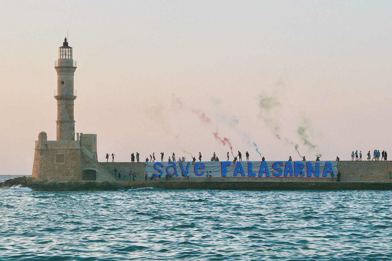 Ελεύθερες παραλίες: Πανό «Save Falasarna» στο Ενετικό λιμάνι