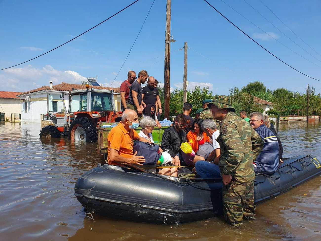 Κακοκαιρία: Aγωνία για την αντοχή των αναχωμάτων στη Λάρισα – «Μάχη» με τα νερά του Πηνειού