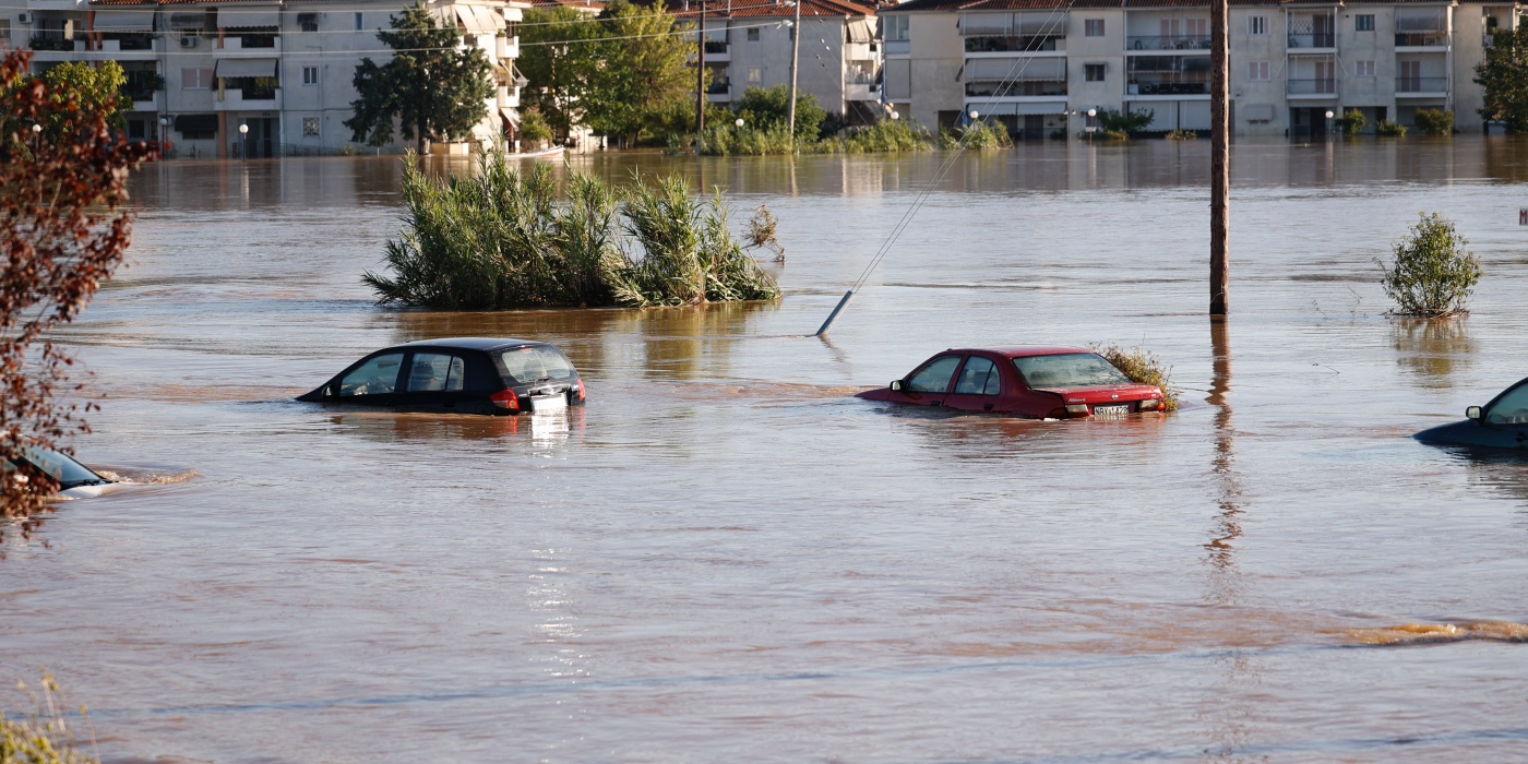 Κακοκαιρία: Ακόμη μετράει τις «πληγές» της η Θεσσαλία – Από ένα σύρμα κρέμεται γέφυρα στα Τέμπη – Κάτω από το νερό η Εθνική