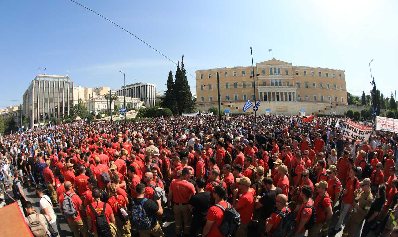 «Πλημμύρισε» το Σύνταγμα: Μαζικό και δυναμικό το απεργιακό συλλαλητήριο για το Εργασιακό