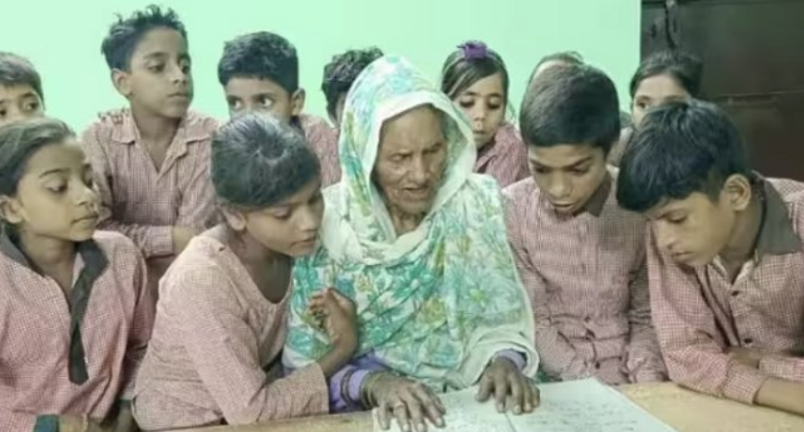 Ινδία: Πήγε για πρώτη φορά σχολείο στα 92 της χρόνια – 6 μήνες μετά ξέρει γραφή και ανάγνωση