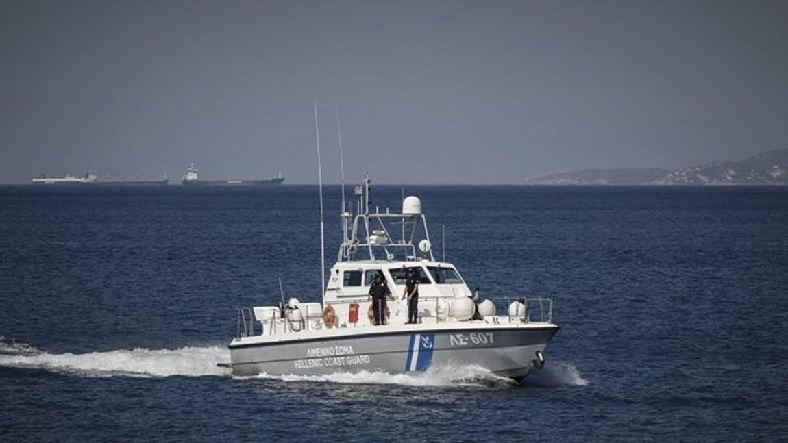 Λέσβος: Ανασύρθηκε ένα άτομο σώο από το βυθισμένο φορτηγό πλοίο – 13 ακόμη αγνοούνται