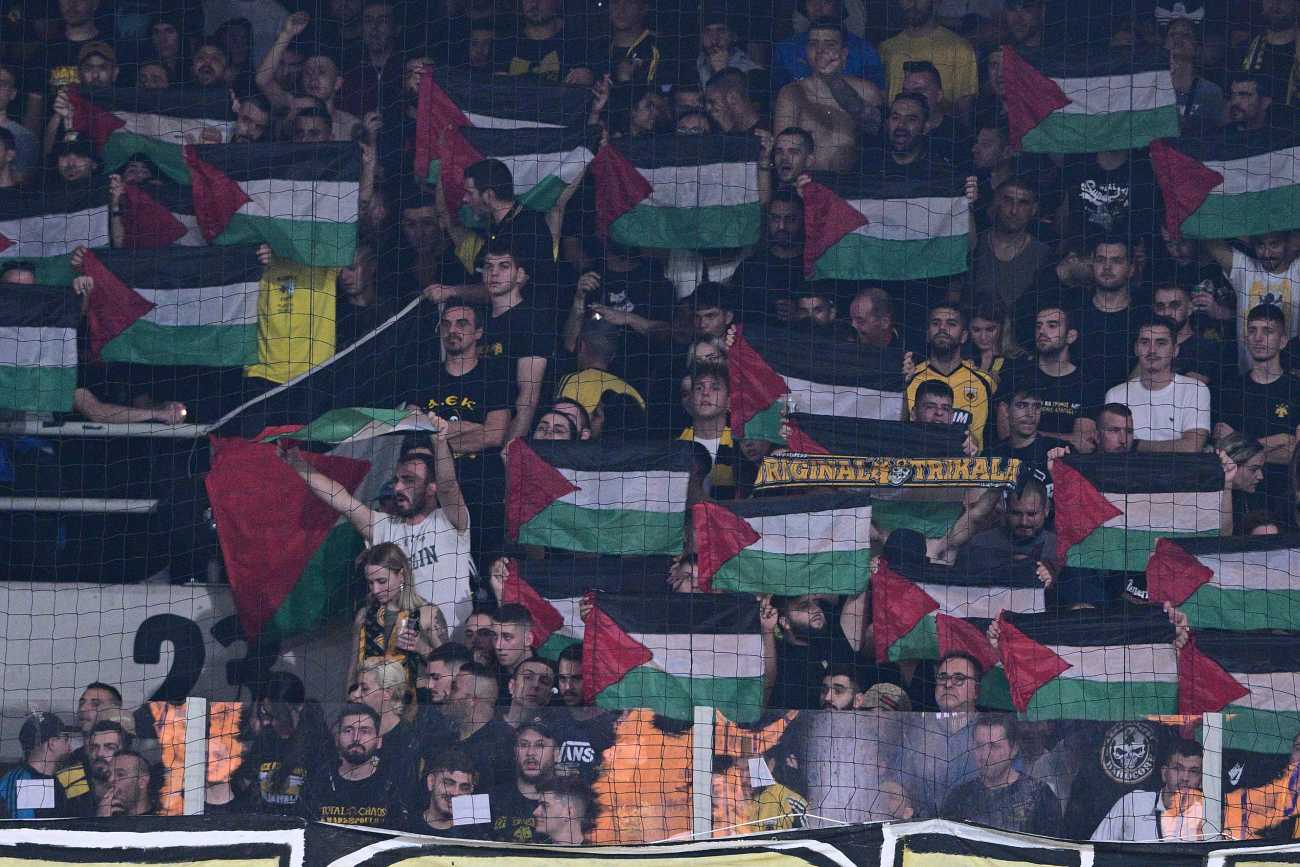Σημαίες της Παλαιστίνης σήκωσαν οι οπαδοί της ΑΕΚ