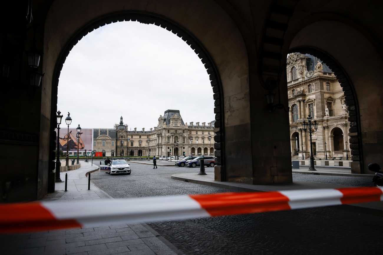 Παρίσι: Εκλεισε το Λούβρο για λόγους ασφαλείας