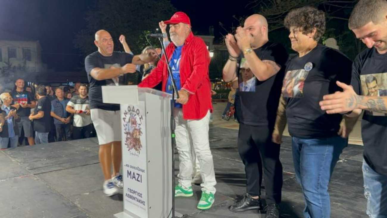 Δήμαρχος πανηγύρισε με καπέλο ΣΥΡΙΖΑ, μπλούζα ΝΔ και παπούτσια ΠΑΣΟΚ