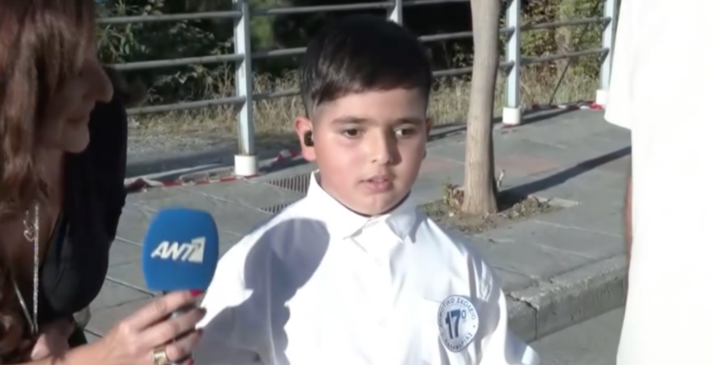 Μήνυμα συμπερίληψης: 11χρονος με οπτική αναπηρία παρέλασε για πρώτη φορά