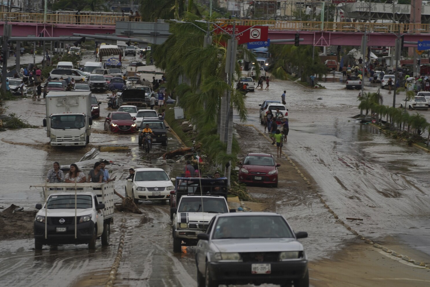 Μεξικό: Τουλάχιστον 27 νεκροί από τον τυφώνα Ότις – Πλημμύρισαν δρόμοι, ξηλώθηκαν στέγες από σπίτια και ξενοδοχεία
