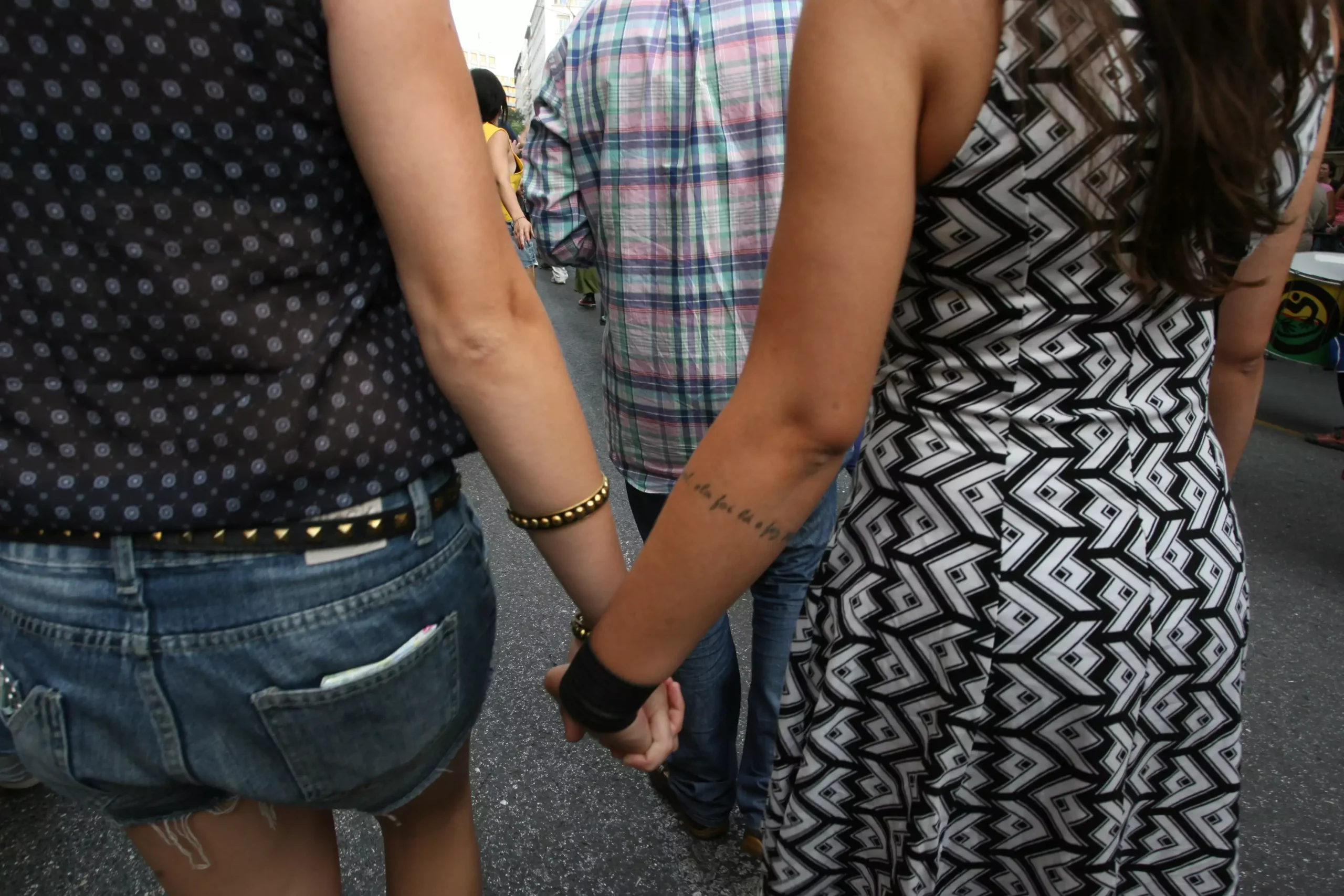Νομοσχέδιο για τα ομόφυλα ζευγάρια: «Ναι» σε υιοθεσία, «όχι» σε τεκνοθεσία προσανατολίζεται η κυβέρνηση