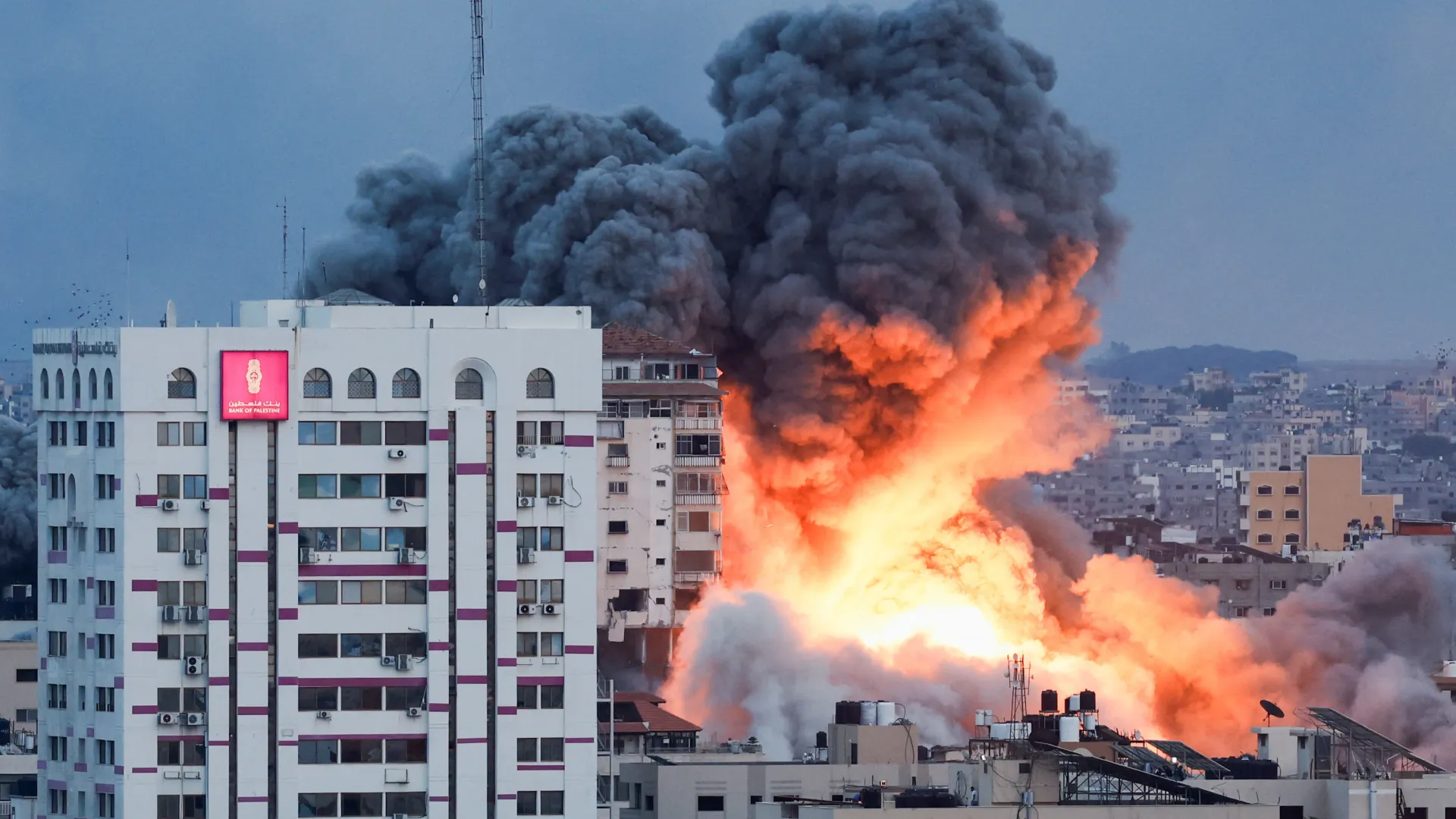Μ. Ανατολή: Θέμα χρόνου η χερσαία εισβολή στη Γάζα – Εκατοντάδες χιλιάδες εκτοπισμένοι