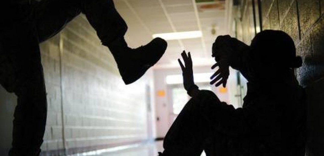 Βόλος – Ξυλοδαρμός μαθητή ΑμΕΑ: Ο ανήλικος δράστης πήδηξε τα κάγκελα του σχολείου, τον χτυπούσε με κλωτσιές και γροθιές