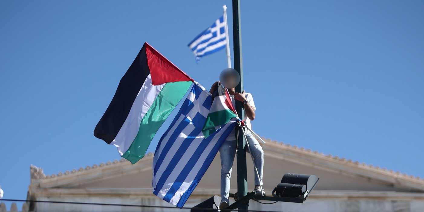 ΕΛΑΣ: Προσήγαγε 22χρονο Παλαιστίνιο που ύψωσε την παλαιστινιακή σημαία στο Σύνταγμα
