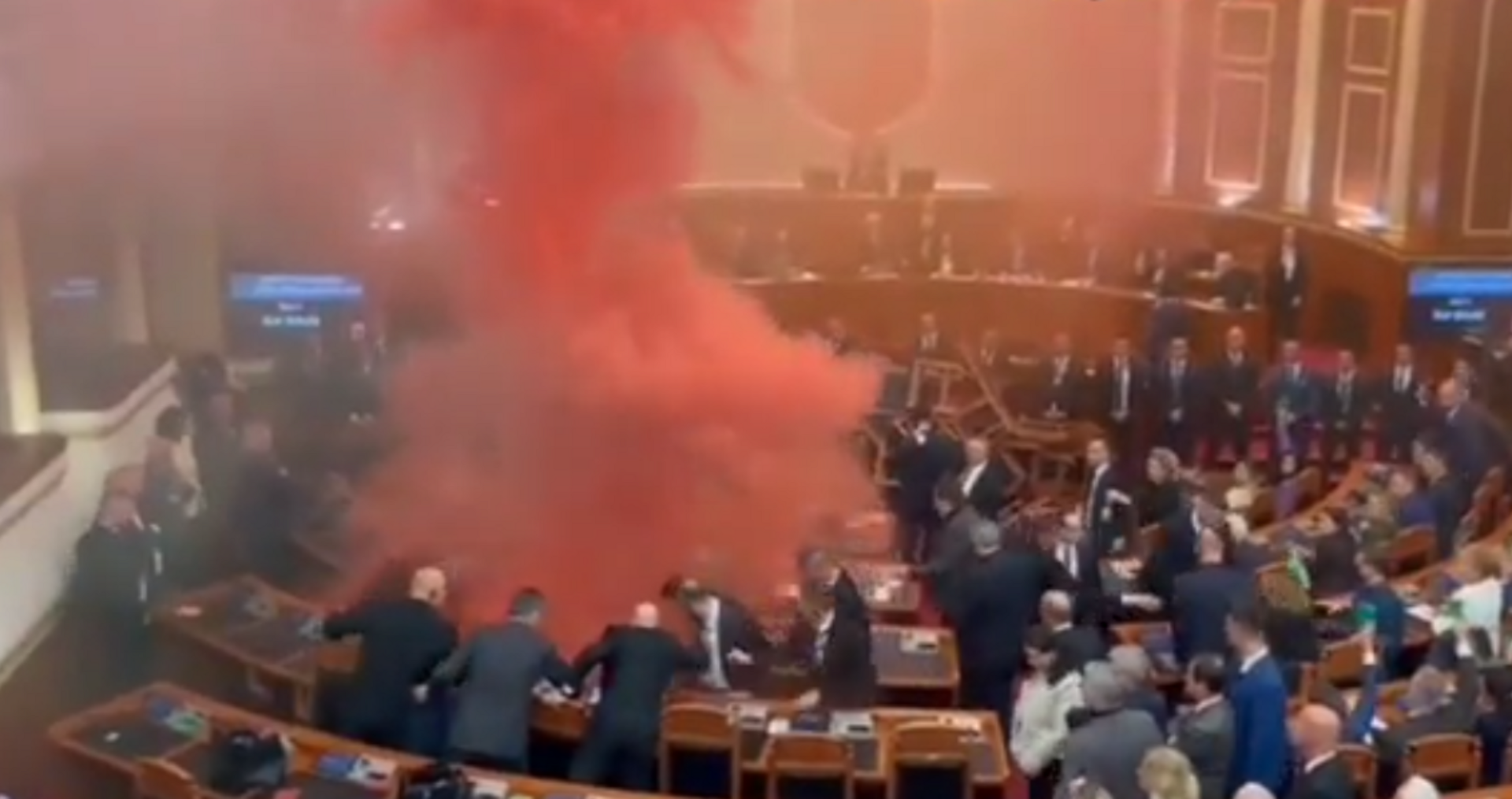 Αλβανία: Καπνογόνα στο κοινοβούλιο για να ψηφιστεί ο προϋπολογισμός