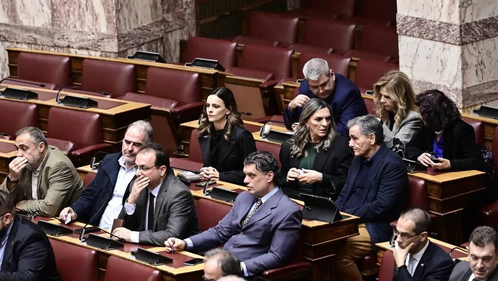 Αποχωρήσαντες: Πρώτη επίσημη κοινοβουλευτική διαφοροποίηση στις θέσεις ΣΥΡΙΖΑ – 10 στους 11 ψήφισαν «παρών»