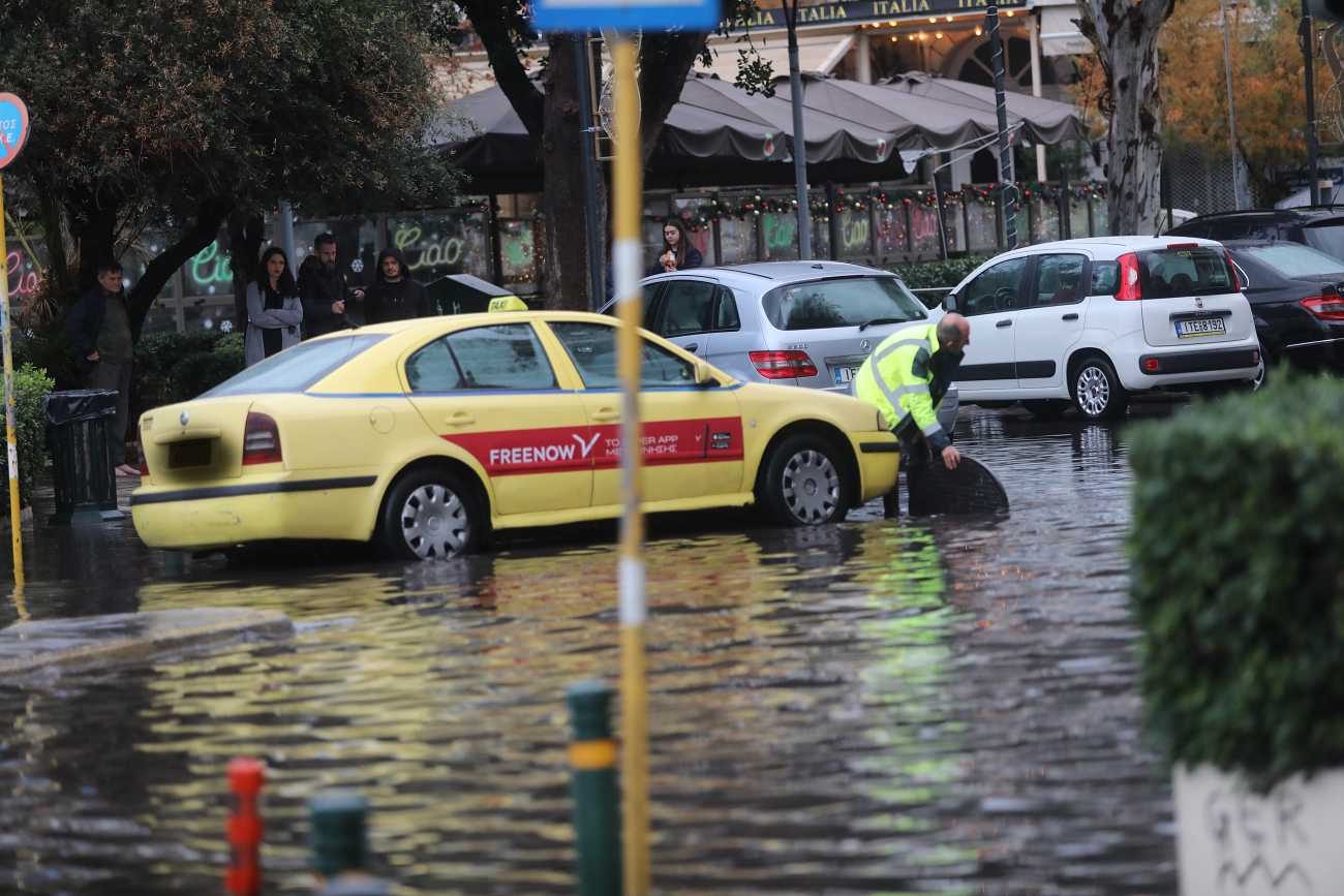 Κακοκαιρία: Πλημμύρισαν δρόμοι στο Παλαιό Φάληρο – Χάος στην Ποσειδώνος