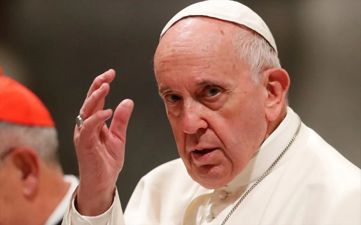 Πάπας Φραγκίσκος: Οι ιερείς να ευλογούν τις σχέσεις ομόφυλων ζευγαριών