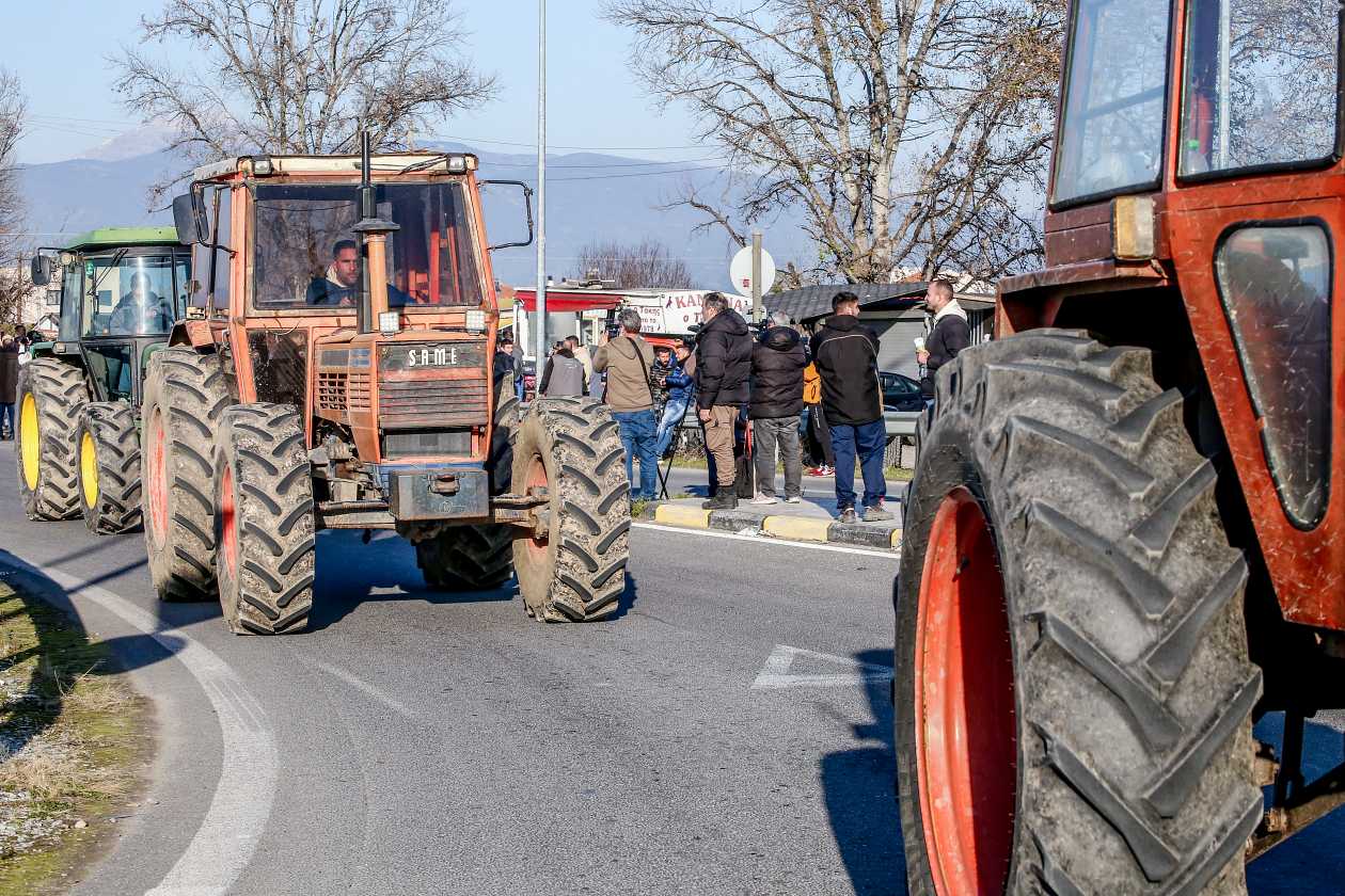 Αγρότες: Δεκάδες τρακτέρ στην είσοδο της Λαμίας – Στήθηκε μπλόκο στο Νέο Μοναστήρι Δομοκού