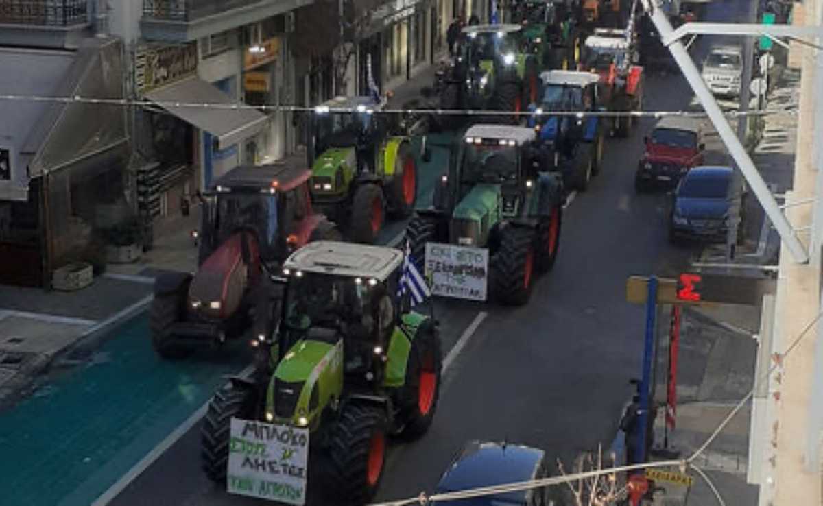 Διαμαρτυρία αγροτών: «Πλημμύρισε» με τρακτέρ το κέντρο του Βόλου