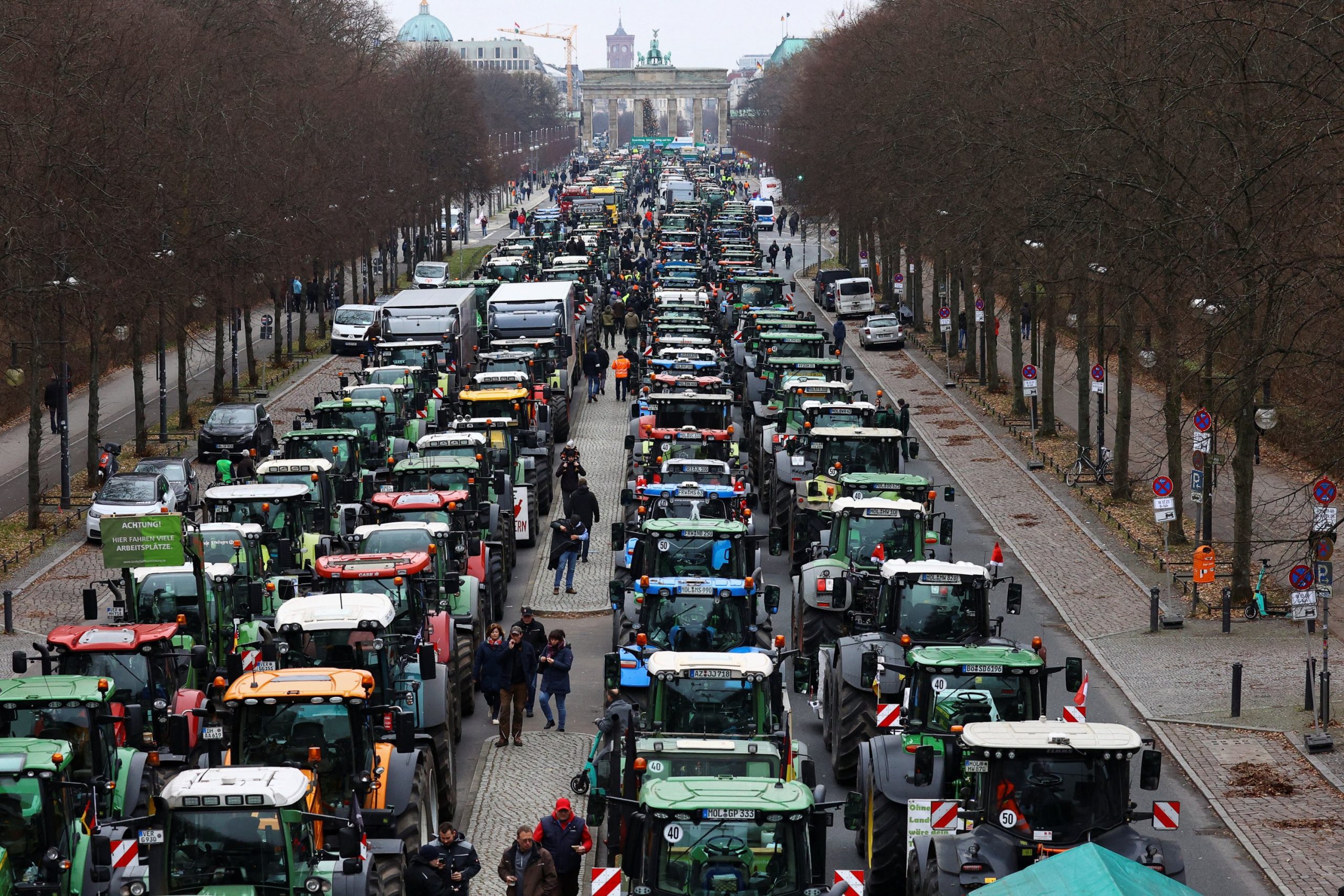 Γερμανία: Μπλόκα αγροτών σε όλη τη χώρα – Διαμαρτυρίες για τις περικοπές των επιδοτήσεων