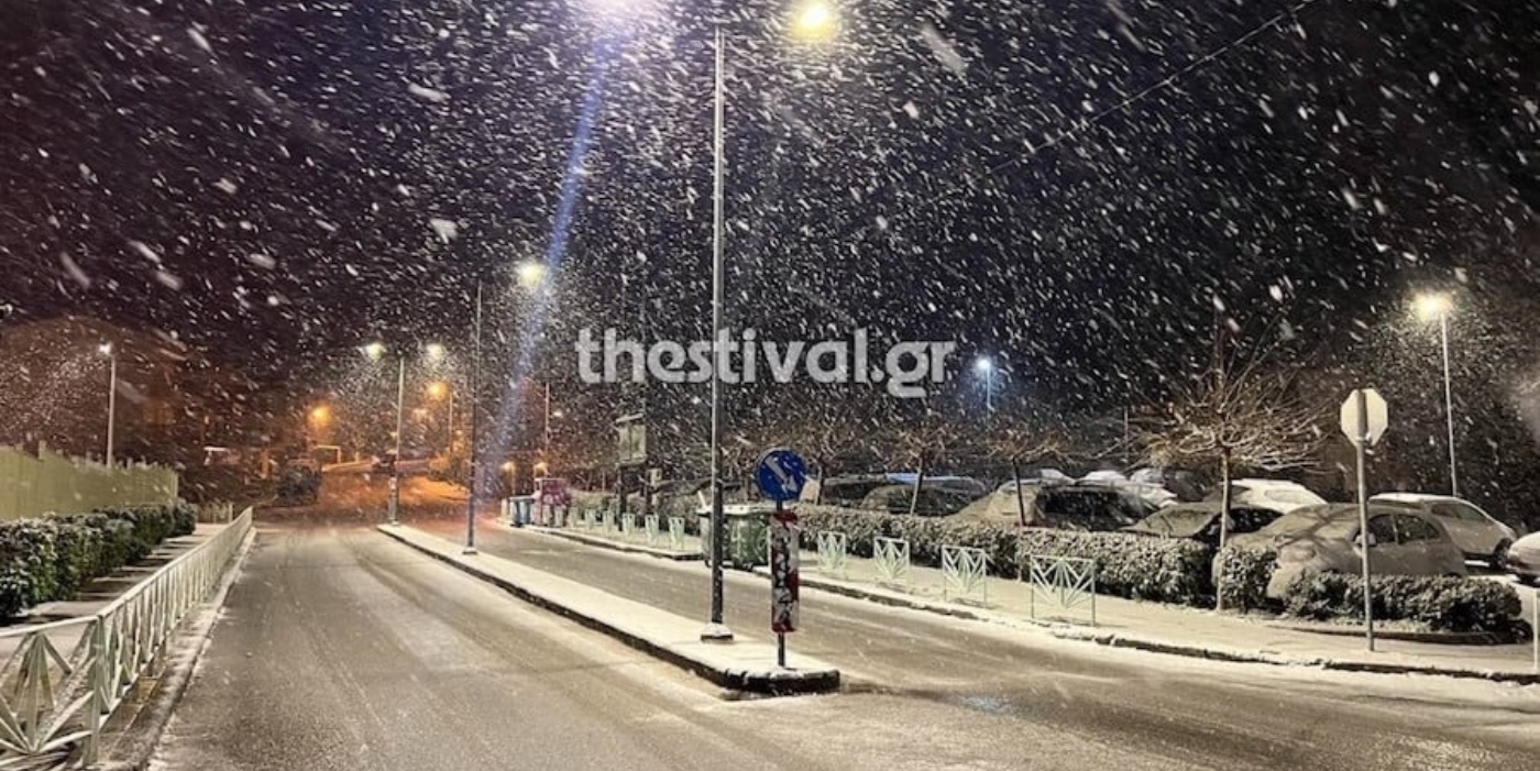 «Ντύθηκε» στα λευκά τη Θεσσαλονίκη – Χιόνια στη βόρεια Ελλάδα