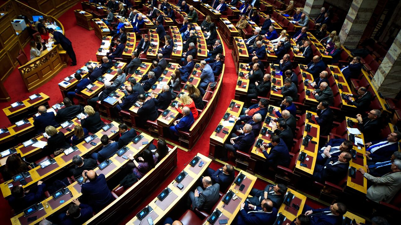 Βουλή: Ο Δ. Καλογερόπουλος καταλαμβάνει την έδρα του Μ. Βαρβιτσιώτη