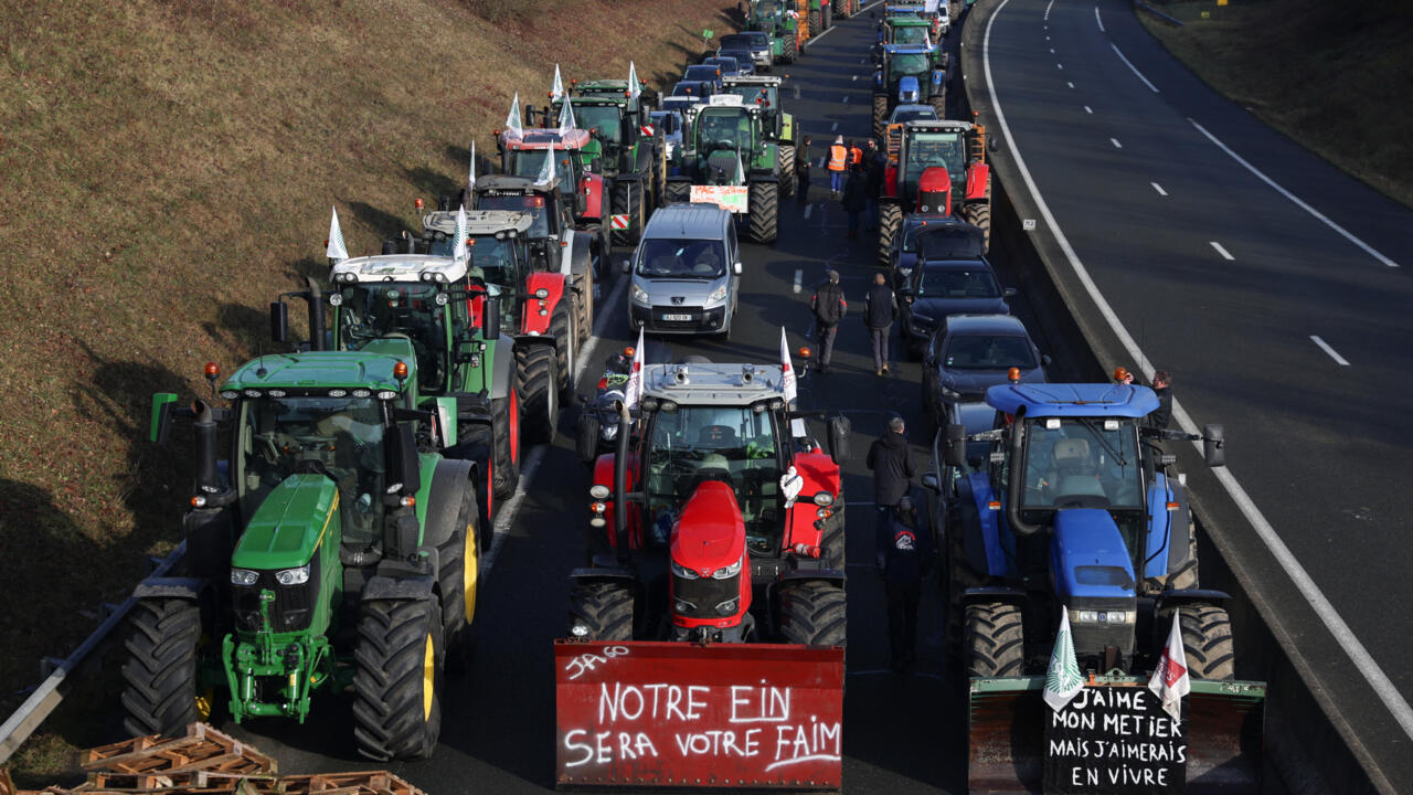 Γαλλία: Έξω από το Παρίσι τα μπλόκα των αγροτών