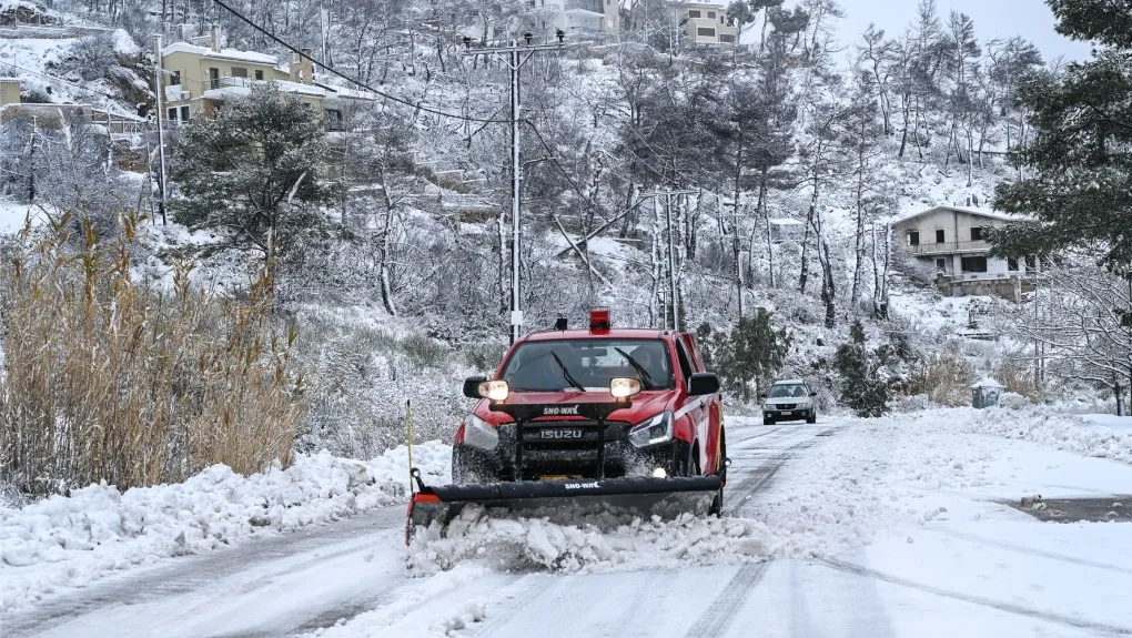 Κακοκαιρία Avgi: Οδηγοί εγκλωβίστηκαν στην χιονισμένη Πάρνηθα και τη Φυλή – Πάνω από 17 κλήσεις στην Πυροσβεστική για απεγκλωβισμούς