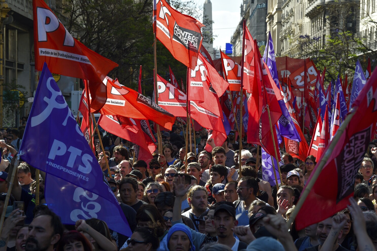 Αργεντινή: Συνεχίζονται οι μαζικές διαδηλώσεις εναντίον του προέδρου Χαβιέρ Μιλέι