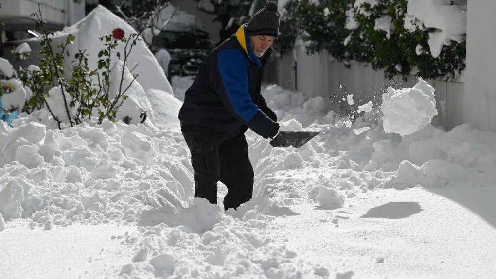 Πάρνηθα: Έπεσαν τα πρώτα χιόνια – Έφτασε το ψυχρό κύμα κακοκαιρίας