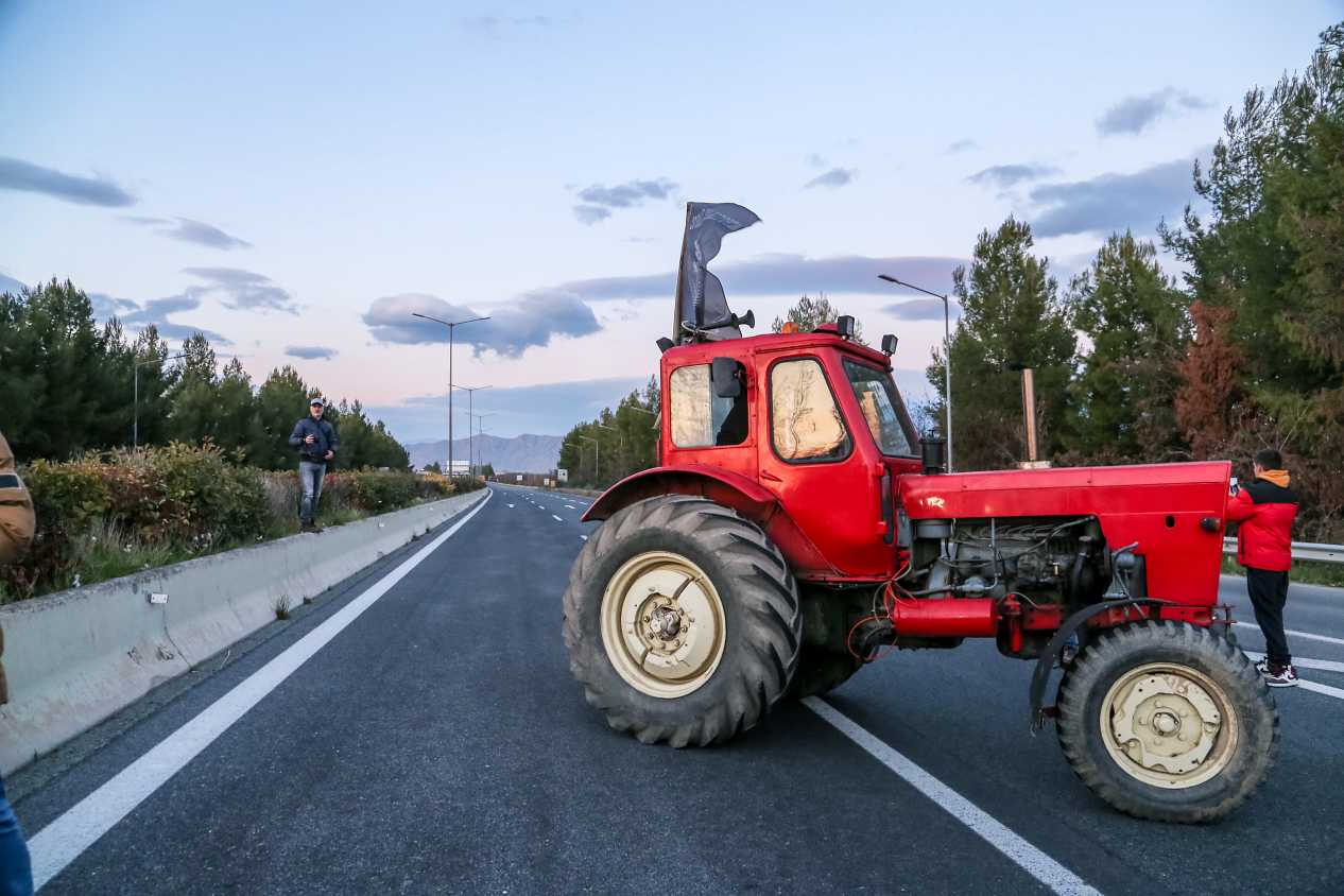 Αγρότες: Κλείνουν για όλο το Σ/Κ την Εθνική οδό Θεσσαλονίκης – Μουδανιών
