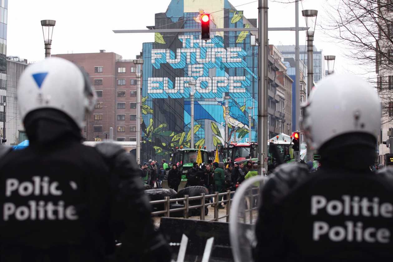 Βρυξέλλες: Αγρότες σπάνε τα κιγκλιδώματα της αστυνομίας έξω από την έδρα της ΕΕ