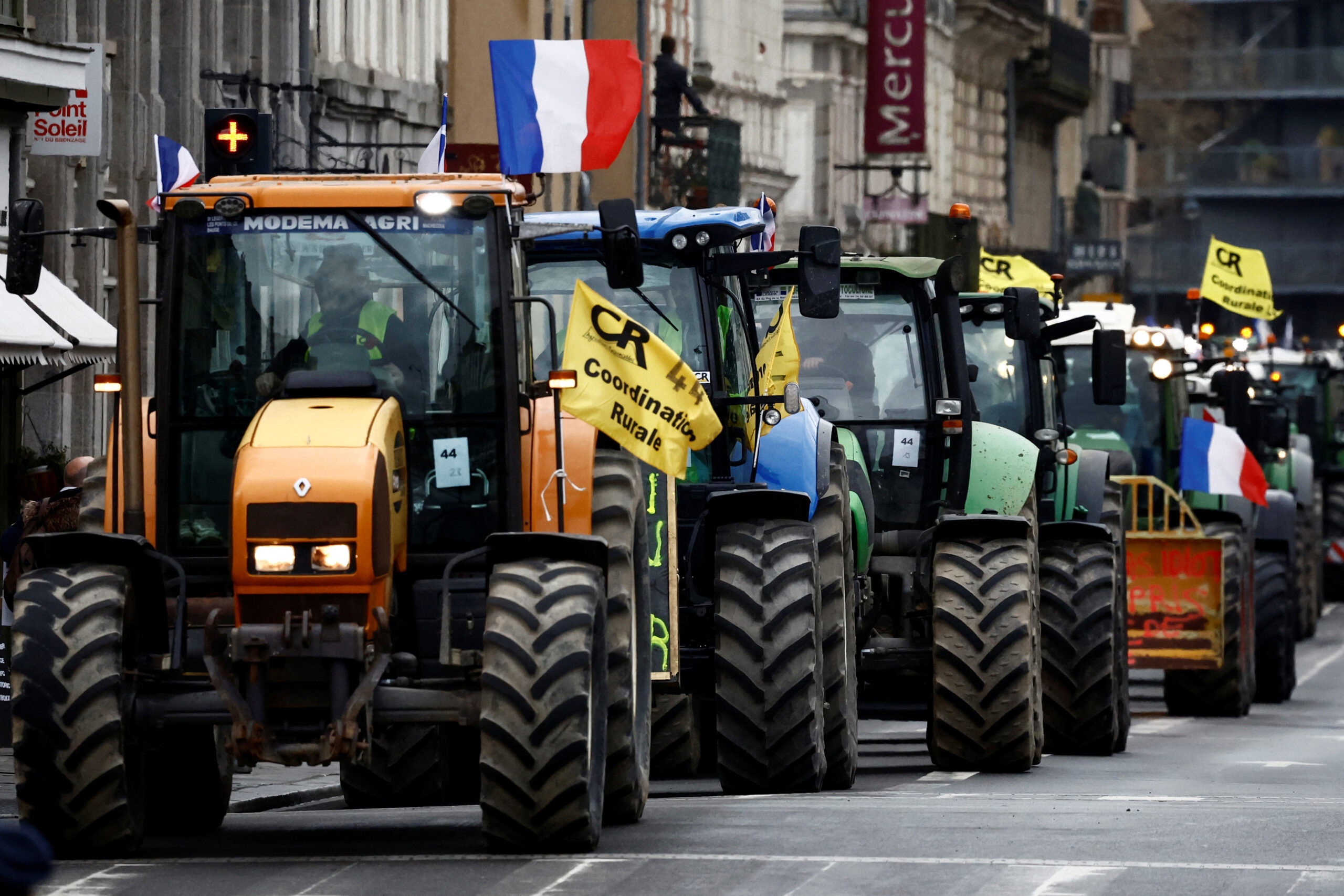 «No farmers, no food» – Τρακτέρ κατακλύζουν τις Βρυξέλλες και τη μισή Ευρώπη