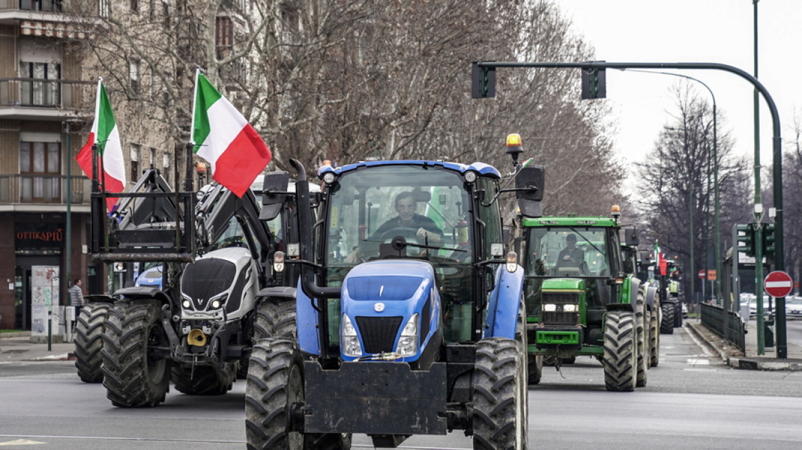 Ιταλία: Αγρότες διέσχισαν με τρακτέρ κεντρικούς δρόμους της Ρώμης