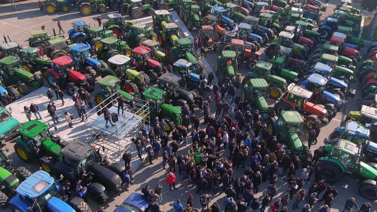 Αγρότες: Κλείνουν τις εθνικές οδούς και κατεβαίνουν στην Αθήνα με τρακτέρ