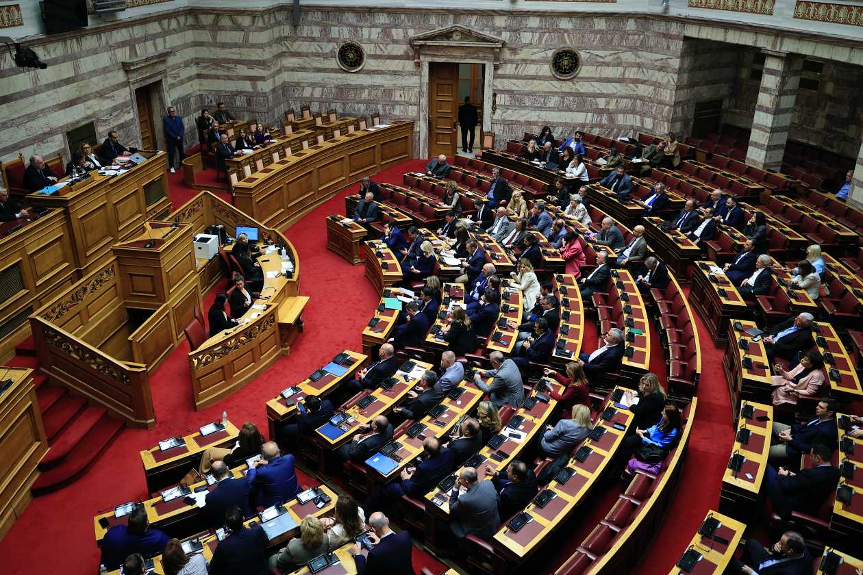 Βουλή: Συνεχίζεται η συζήτηση για την πρόταση δυσπιστίας κατά της κυβέρνησης