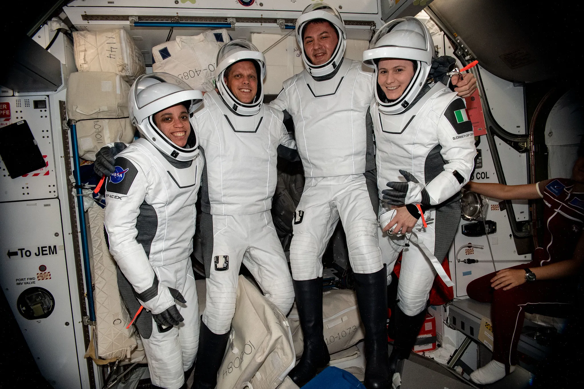 NASA: Αστροναύτες αγκαλιάζονται κατά την άφιξή τους στον Διεθνή Διαστημικό Σταθμό