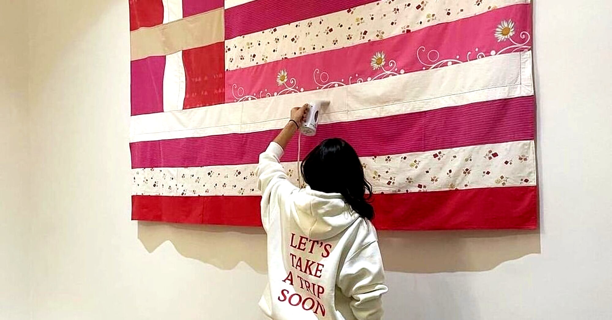 Ημέρα της Γυναίκας: Η «Ροζ Σημαία» της Λαλέ «ντύνει» το Δημαρχείο Αθηνών