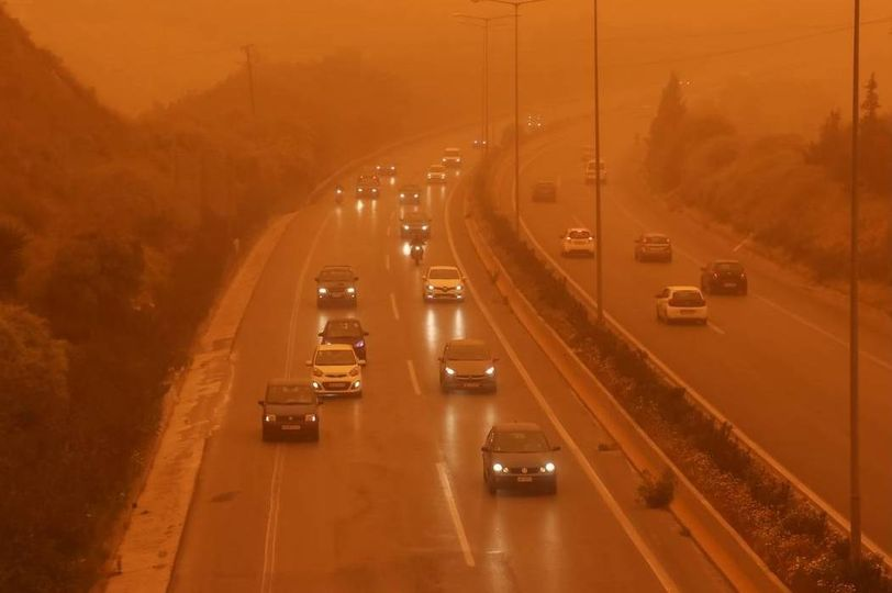 Αφρικανική σκόνη: Απόκοσμες εικόνες με τον ουρανό να βάφεται πορτοκαλί
