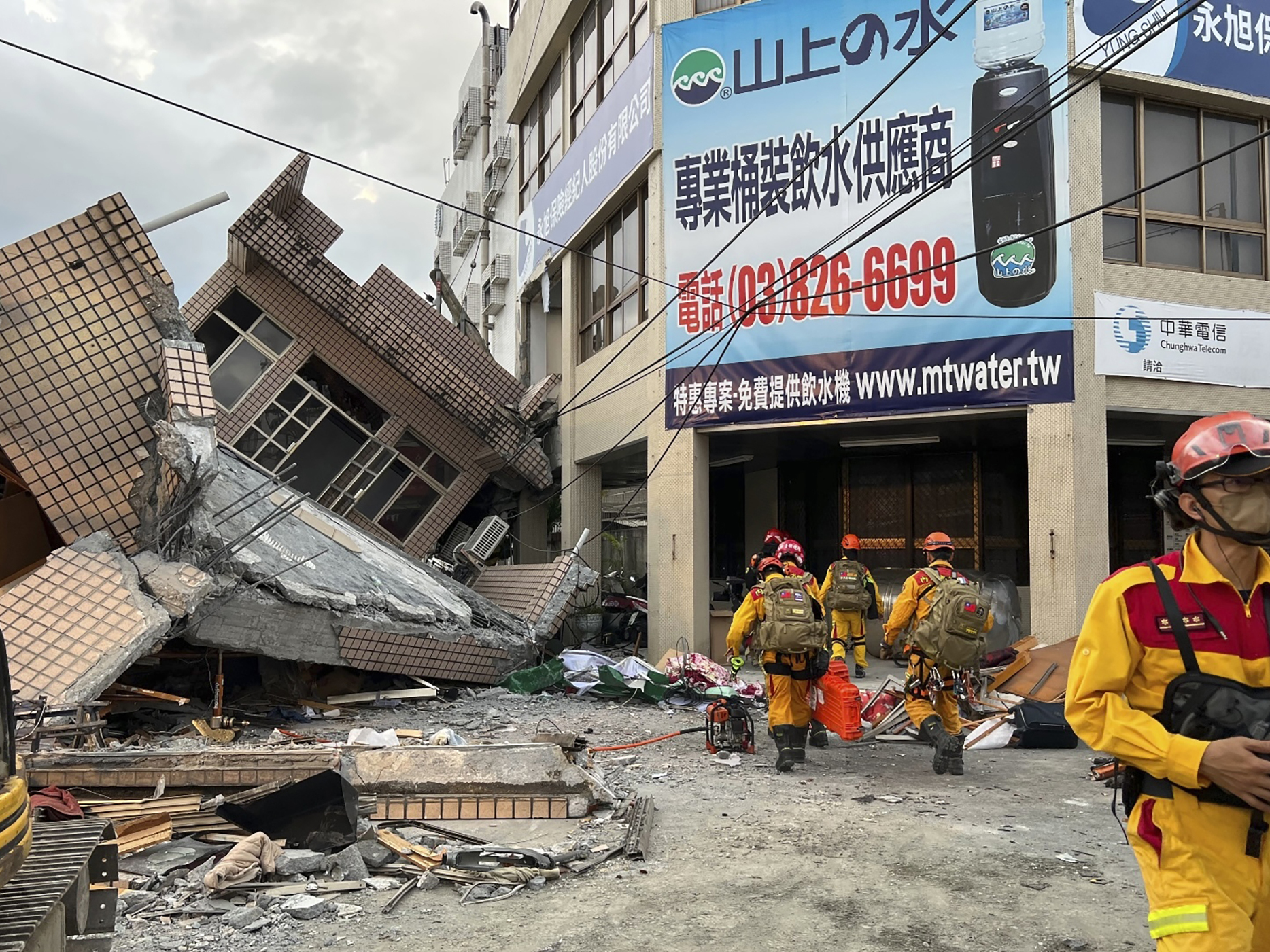 Ταϊβάν: Ώρες αγωνίας για εγκλωβισμένους σε σήραγγες και ερείπια – Εννέα νεκροί, εκατοντάδες τραυματίες
