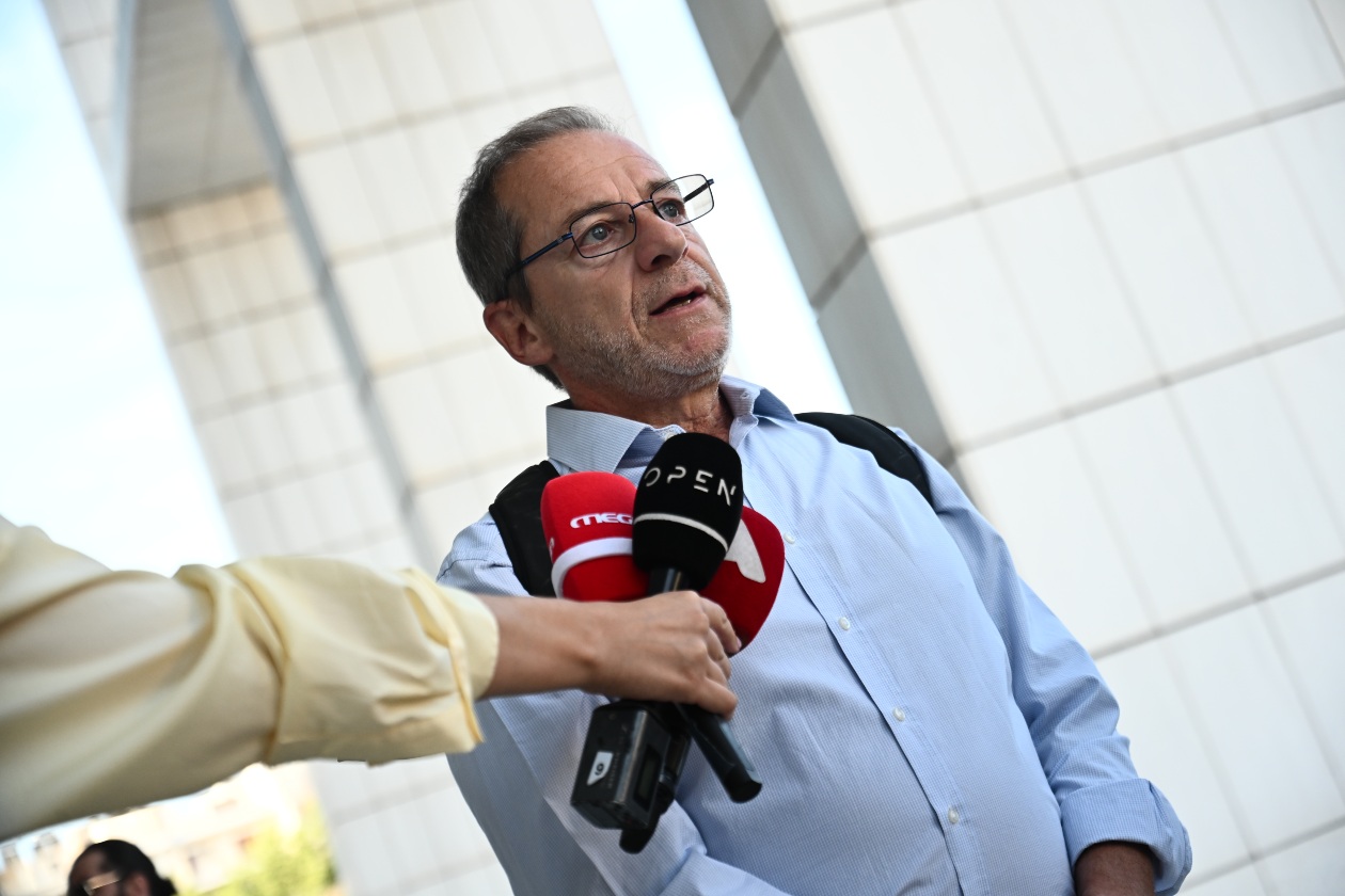 O Δημήτρης Λιγνάδης έξω από το Μικτό Ορκωτό Δικαστήριο