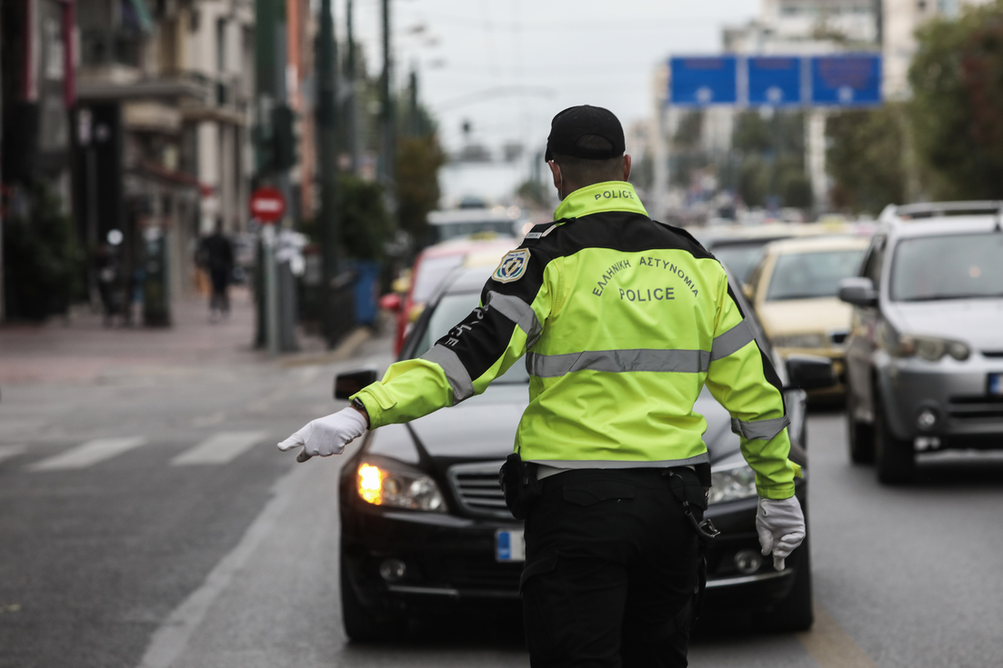 Τροχονόμος με κίτρινο μπουφάν σε δρόμο της Αθήνας
